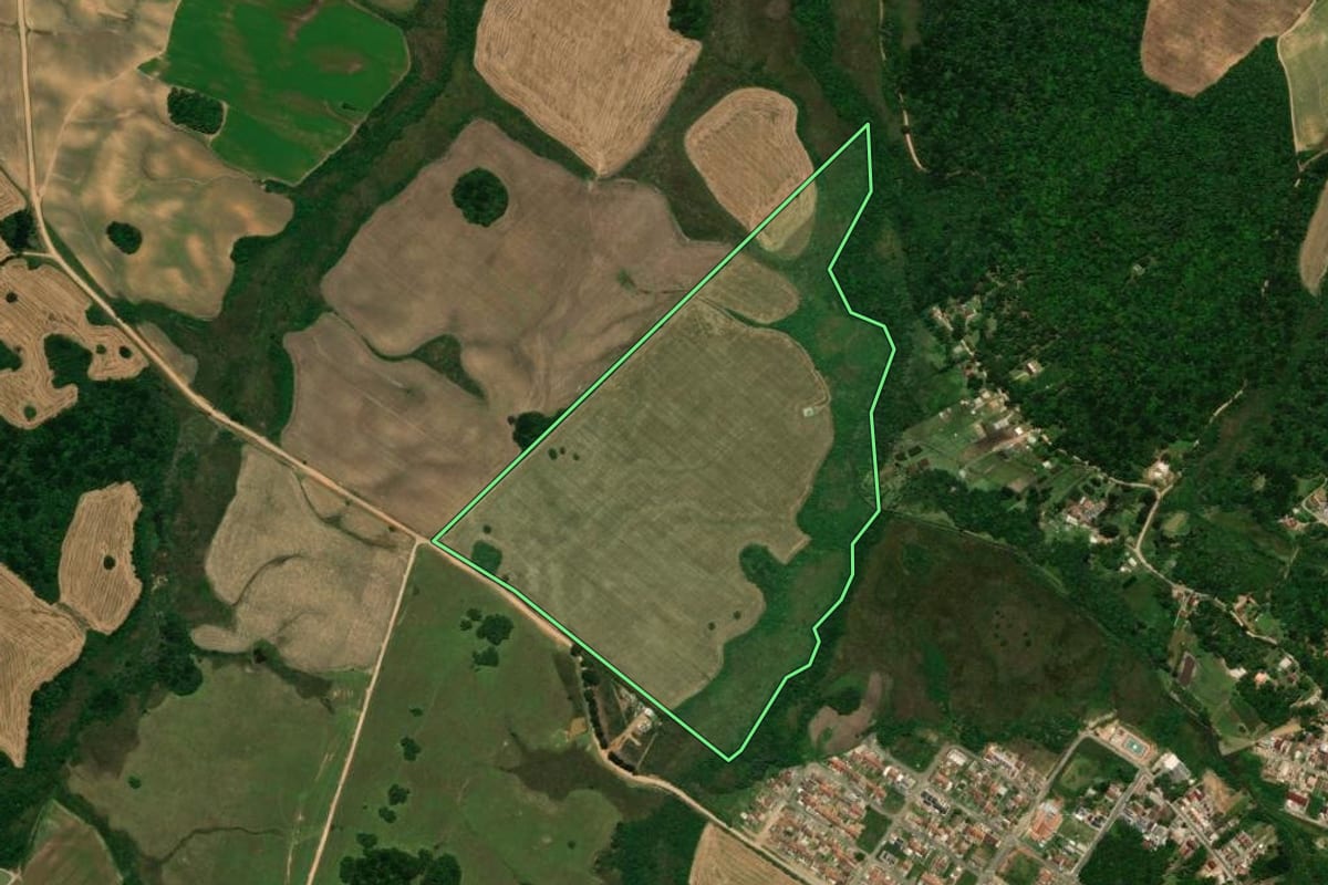 Imagem de satélite do imóvel rural em Tijucas do Sul (PR), com o contorno declarado no CAR desenhado por cima.