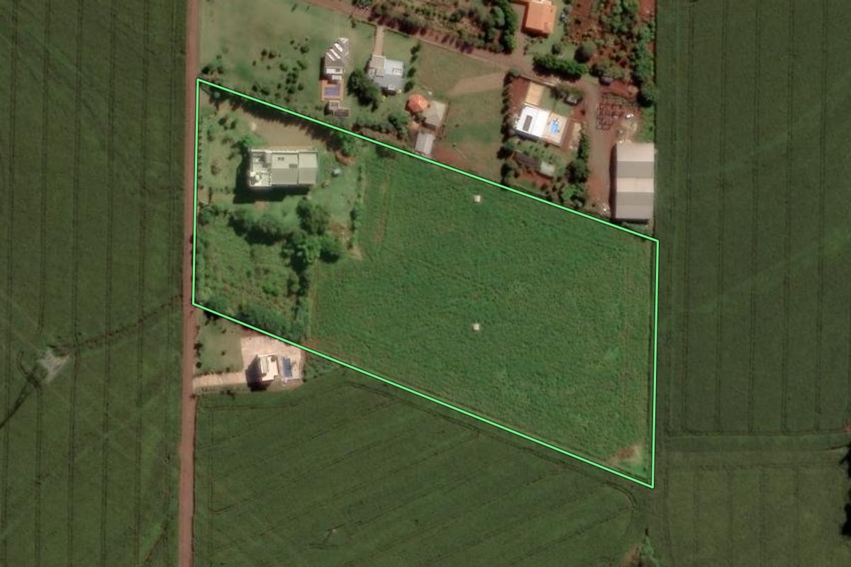 Imagem de satélite do imóvel rural em Toledo (PR), com o contorno declarado no CAR desenhado por cima.