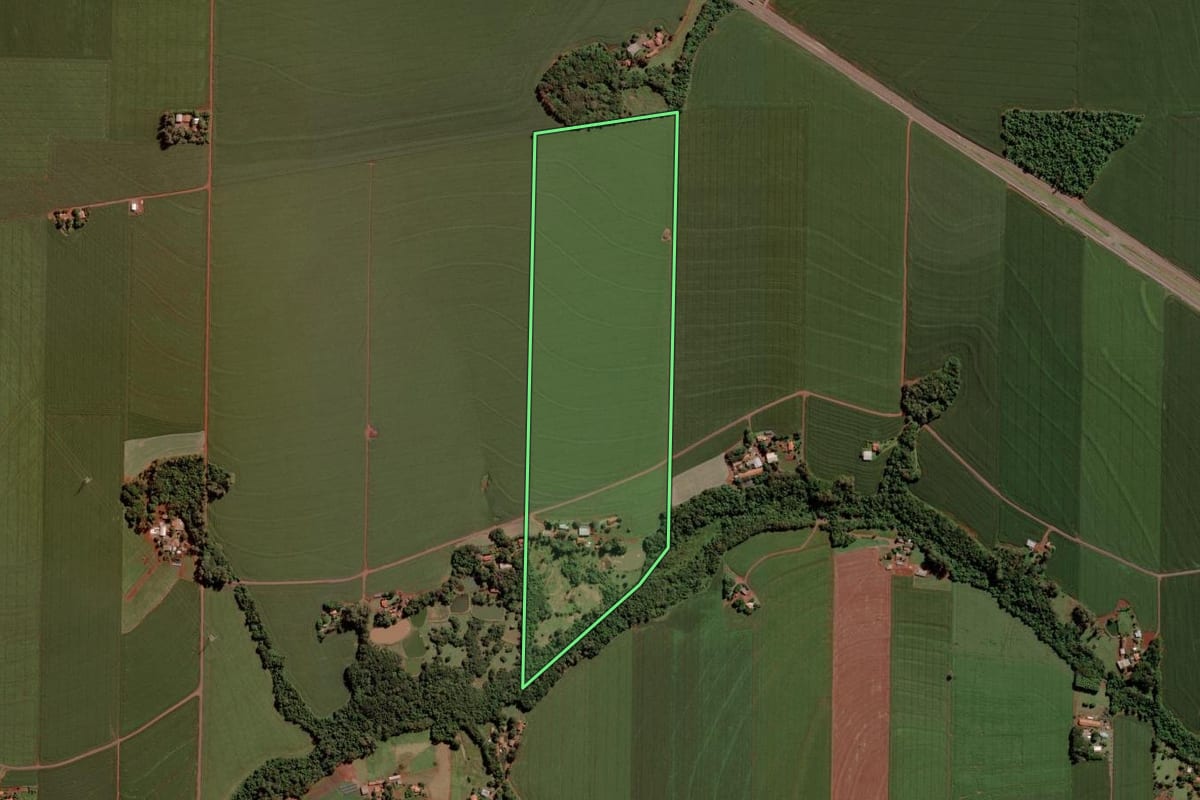 Imagem de satélite do imóvel rural em Toledo (PR), com o contorno declarado no CAR desenhado por cima.