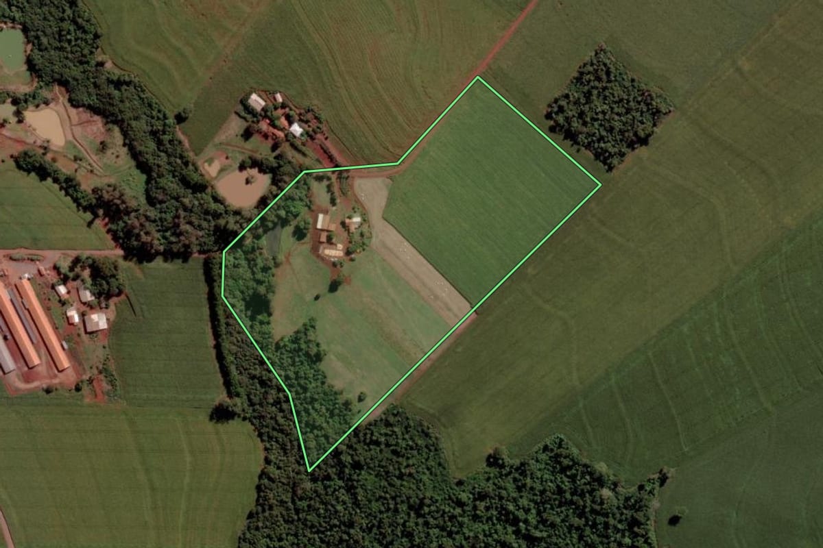 Imagem de satélite do imóvel rural em Toledo (PR), com o contorno declarado no CAR desenhado por cima.