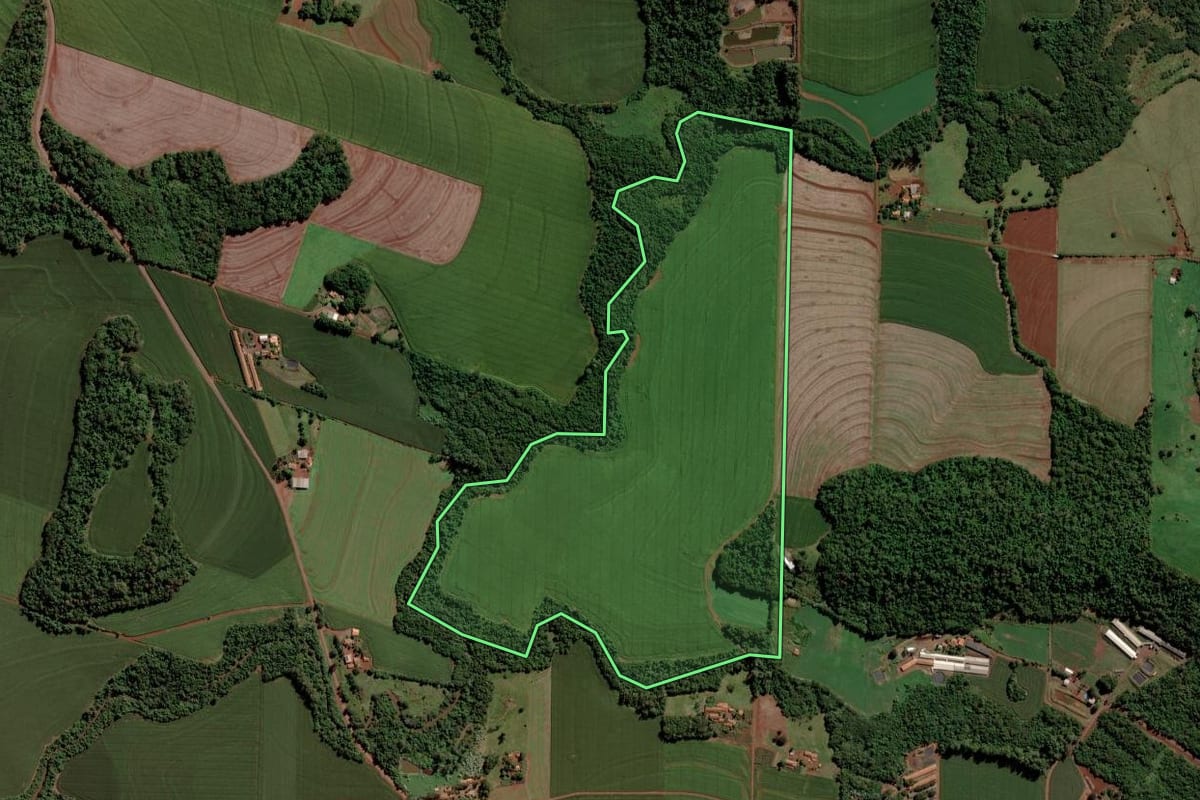 Imagem de satélite do imóvel rural em Toledo (PR), com o contorno declarado no CAR desenhado por cima.