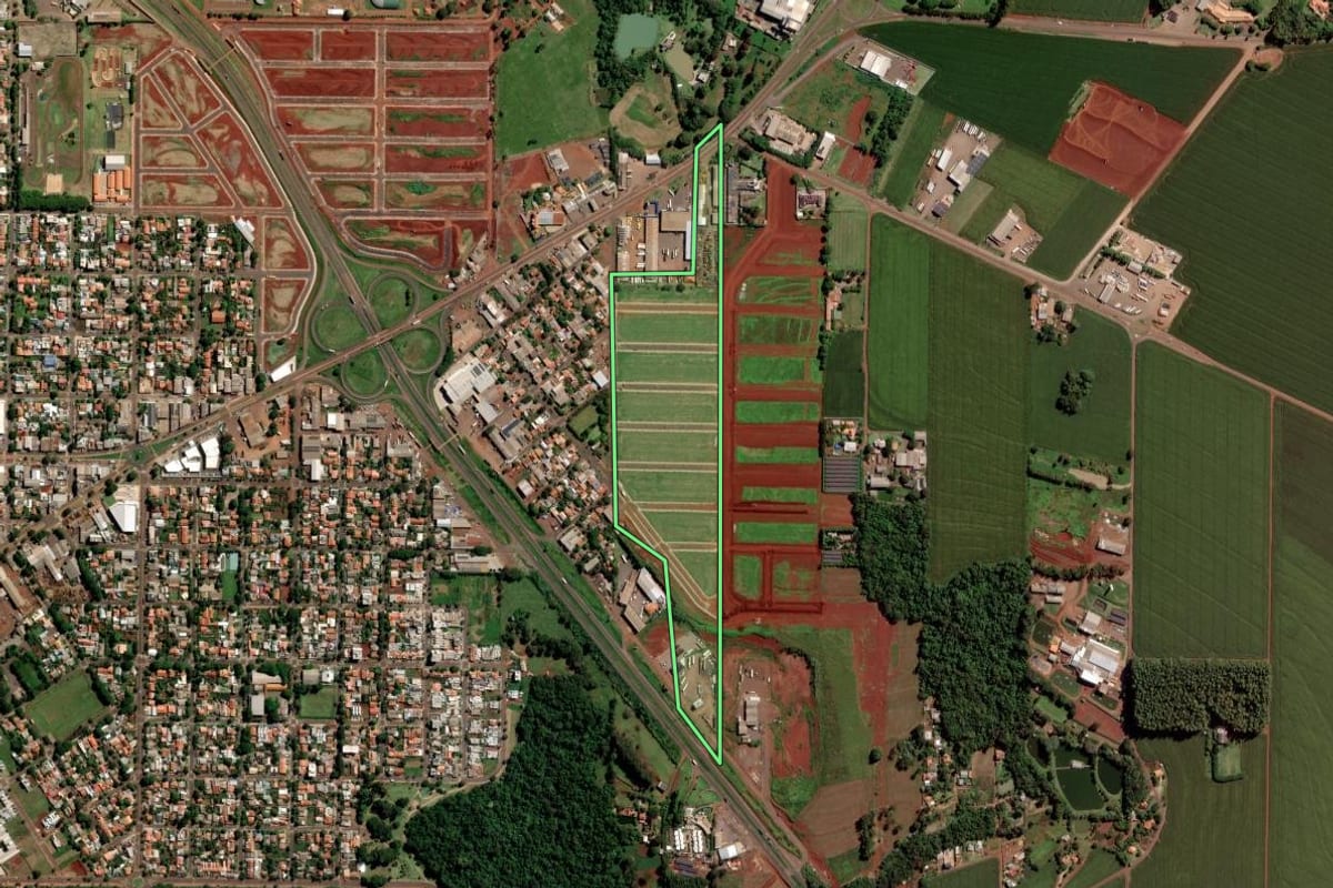 Imagem de satélite do imóvel rural em Toledo (PR), com o contorno declarado no CAR desenhado por cima.