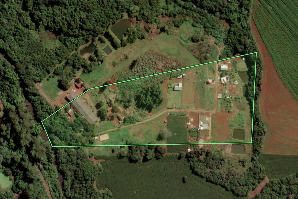 Imagem de satélite do imóvel rural em Toledo (PR), com o contorno declarado no CAR desenhado por cima.
