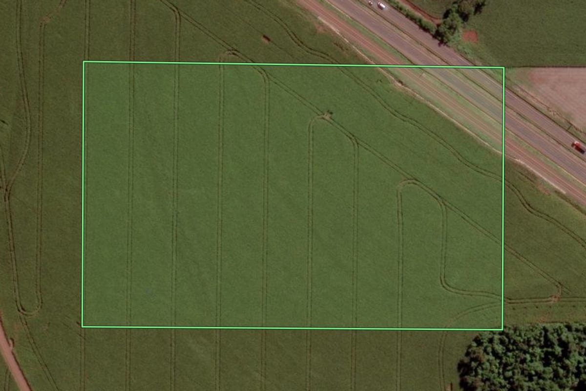 Imagem de satélite do imóvel rural em Toledo (PR), com o contorno declarado no CAR desenhado por cima.