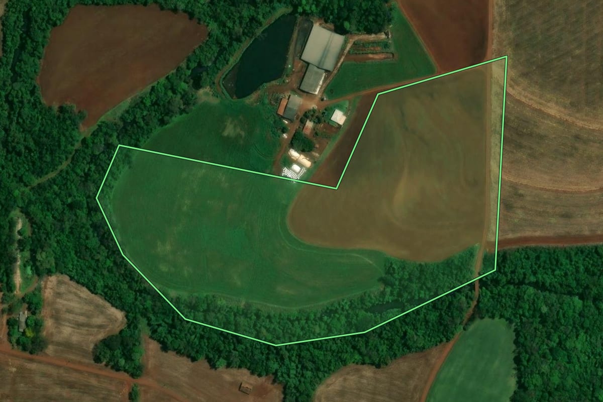 Imagem de satélite do imóvel rural em Toledo (PR), com o contorno declarado no CAR desenhado por cima.