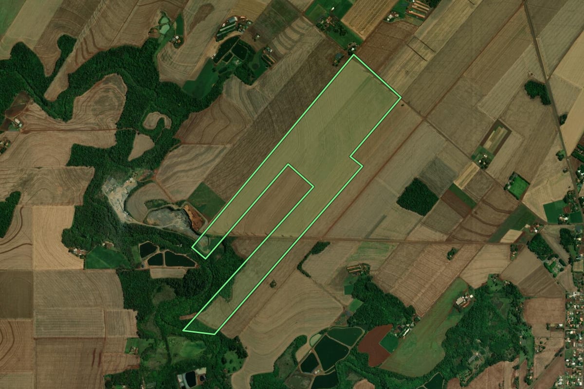 Imagem de satélite do imóvel rural em Toledo (PR), com o contorno declarado no CAR desenhado por cima.