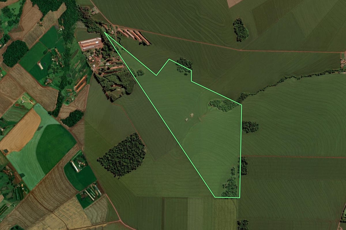 Imagem de satélite do imóvel rural em Toledo (PR), com o contorno declarado no CAR desenhado por cima.