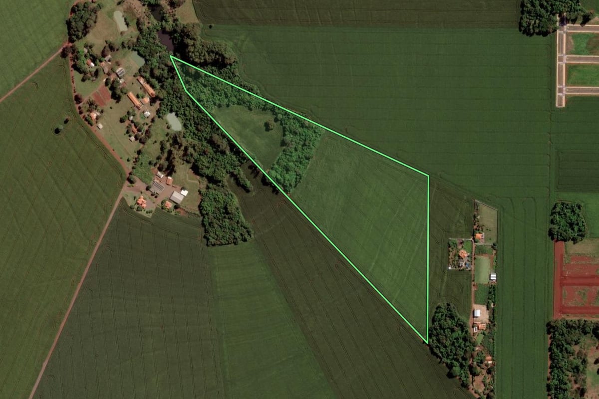 Imagem de satélite do imóvel rural em Toledo (PR), com o contorno declarado no CAR desenhado por cima.