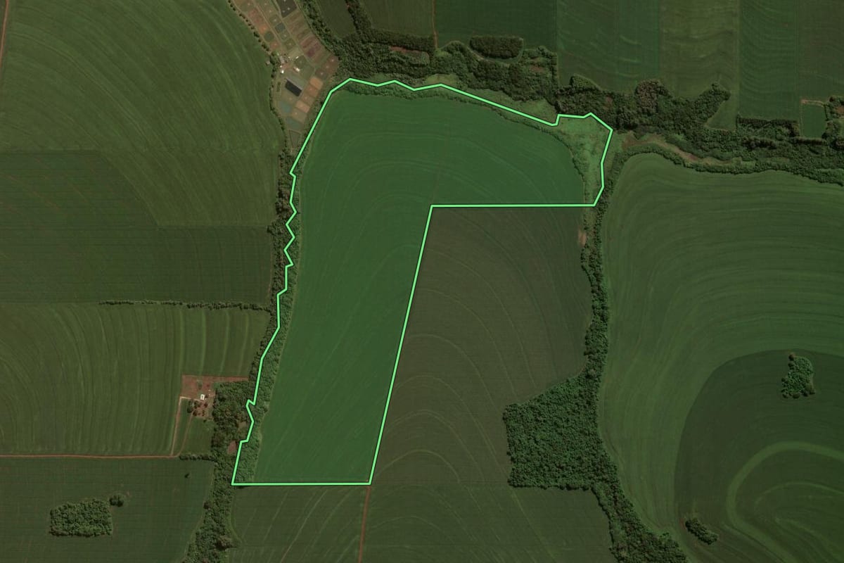 Imagem de satélite do imóvel rural em Toledo (PR), com o contorno declarado no CAR desenhado por cima.