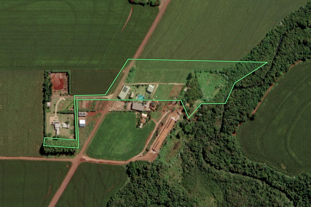 Imagem de satélite do imóvel rural em Toledo (PR), com o contorno declarado no CAR desenhado por cima.