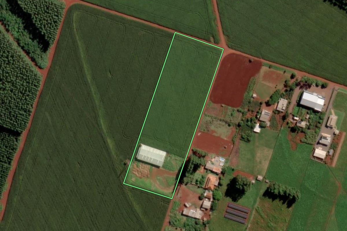 Imagem de satélite do imóvel rural em Toledo (PR), com o contorno declarado no CAR desenhado por cima.