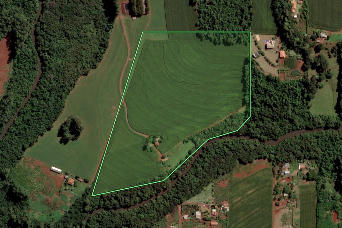 Imagem de satélite do imóvel rural em Toledo (PR), com o contorno declarado no CAR desenhado por cima.