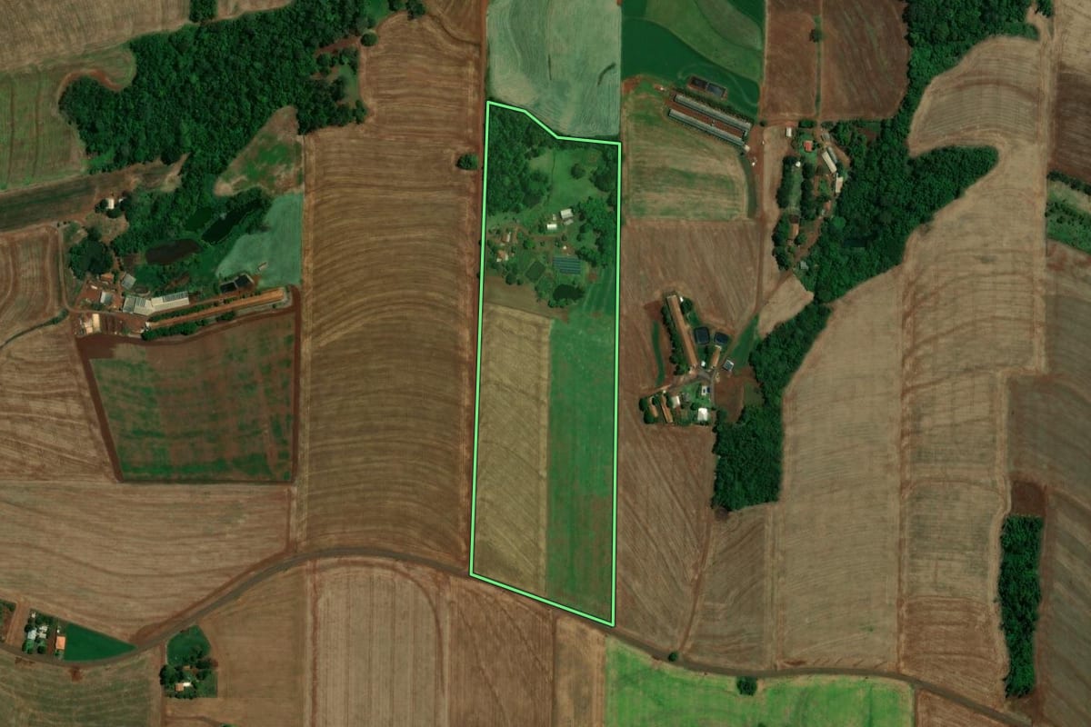 Imagem de satélite do imóvel rural em Toledo (PR), com o contorno declarado no CAR desenhado por cima.
