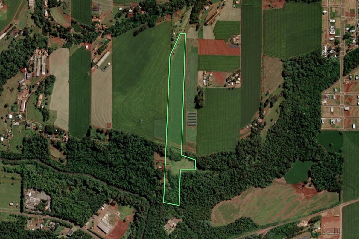 Imagem de satélite do imóvel rural em Toledo (PR), com o contorno declarado no CAR desenhado por cima.