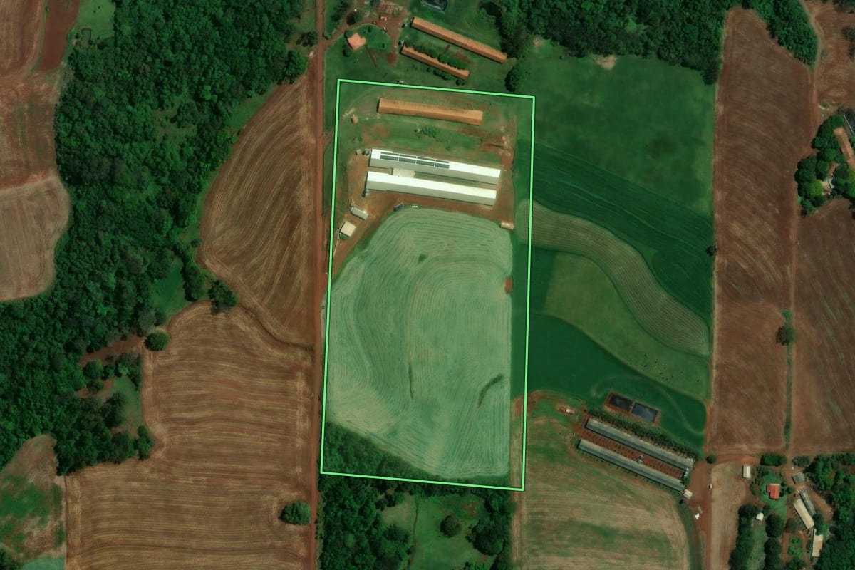 Imagem de satélite do imóvel rural em Toledo (PR), com o contorno declarado no CAR desenhado por cima.