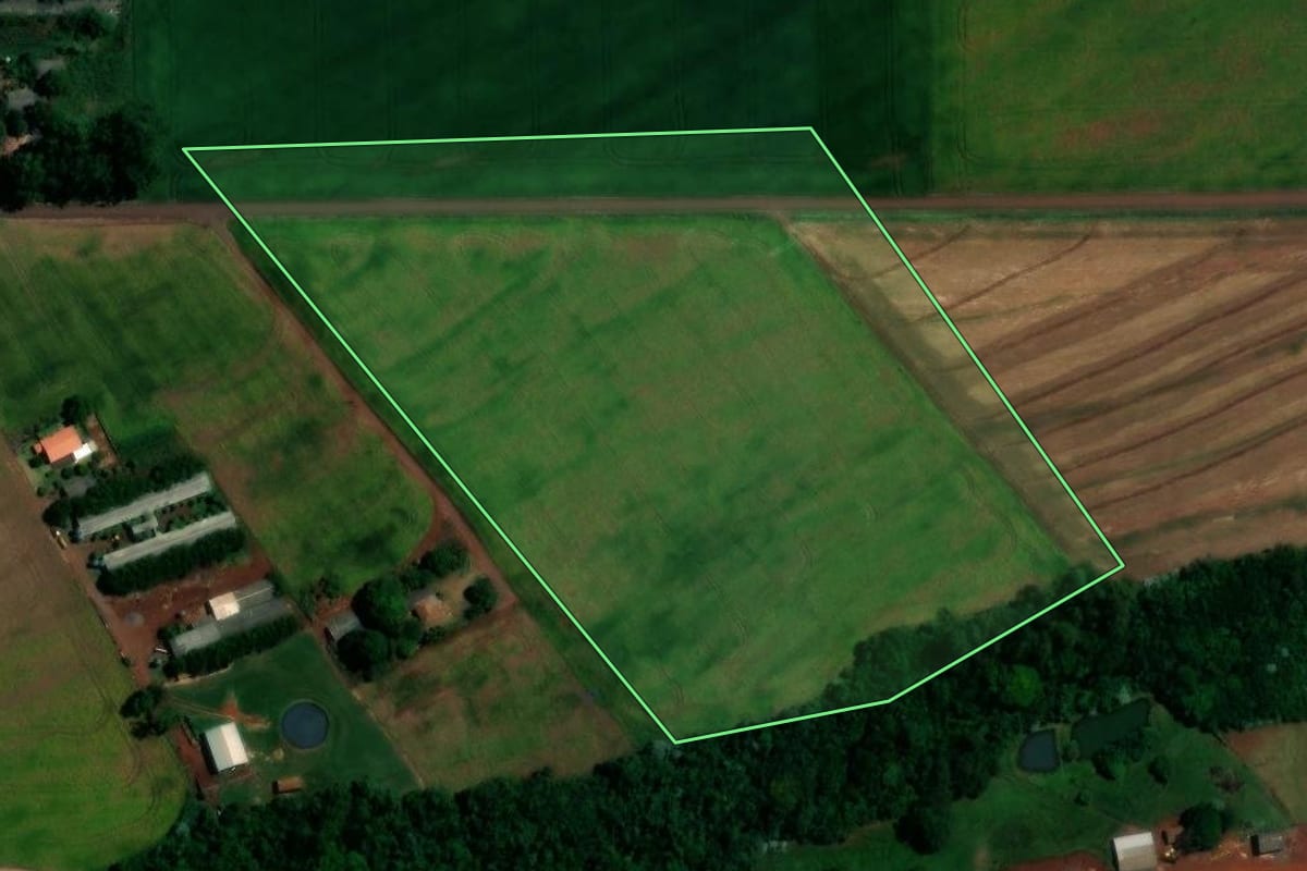 Imagem de satélite do imóvel rural em Toledo (PR), com o contorno declarado no CAR desenhado por cima.