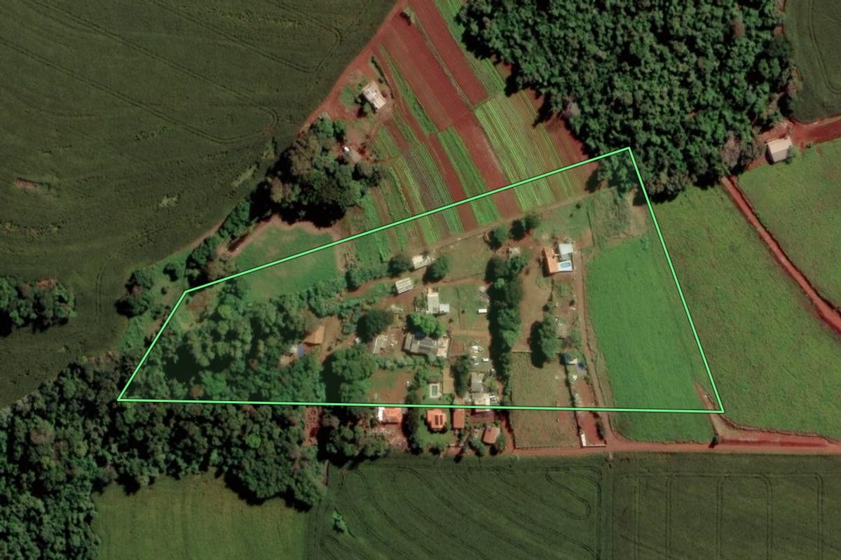 Imagem de satélite do imóvel rural em Toledo (PR), com o contorno declarado no CAR desenhado por cima.