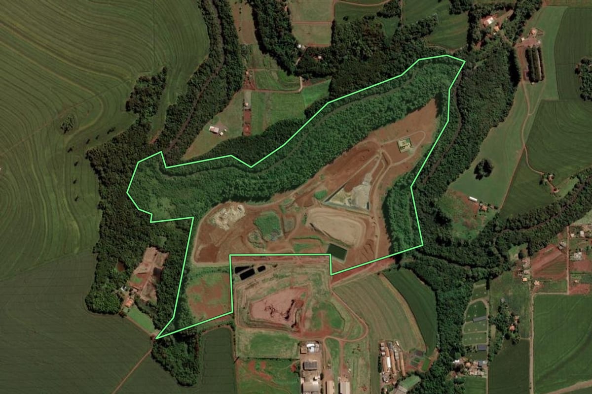 Imagem de satélite do imóvel rural em Toledo (PR), com o contorno declarado no CAR desenhado por cima.