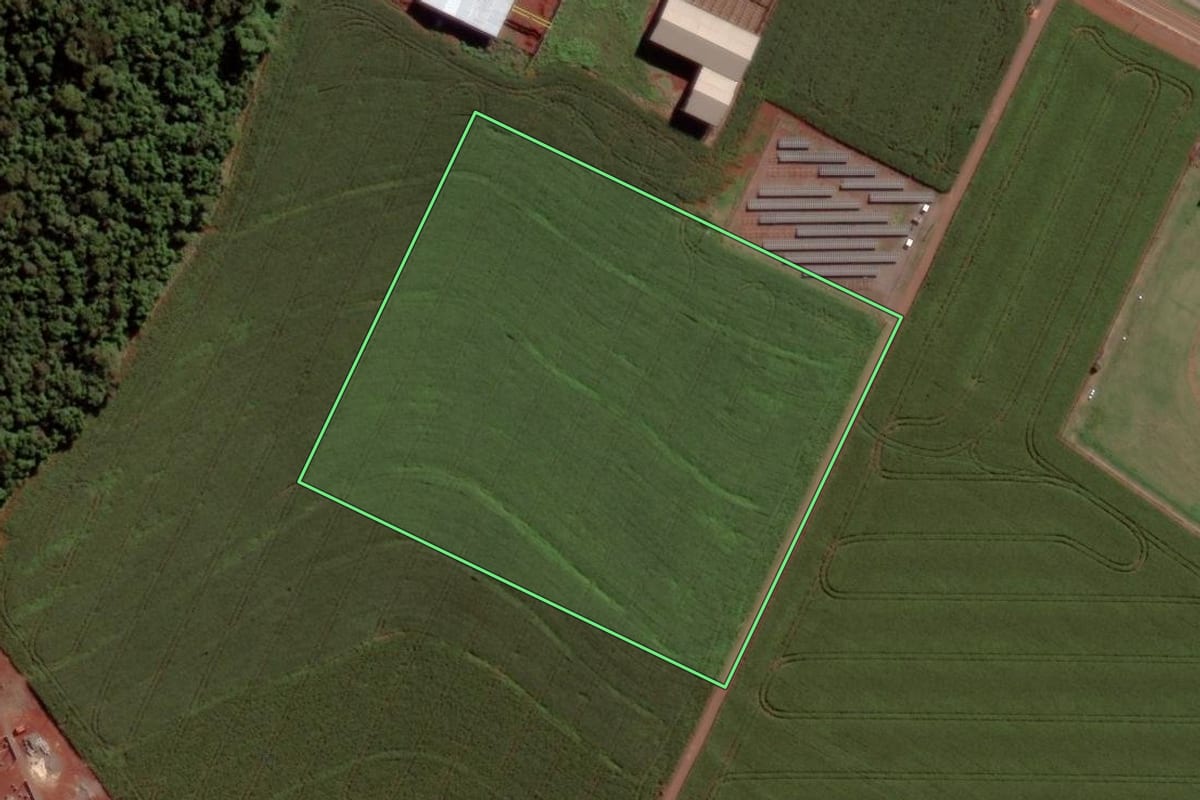 Imagem de satélite do imóvel rural em Toledo (PR), com o contorno declarado no CAR desenhado por cima.