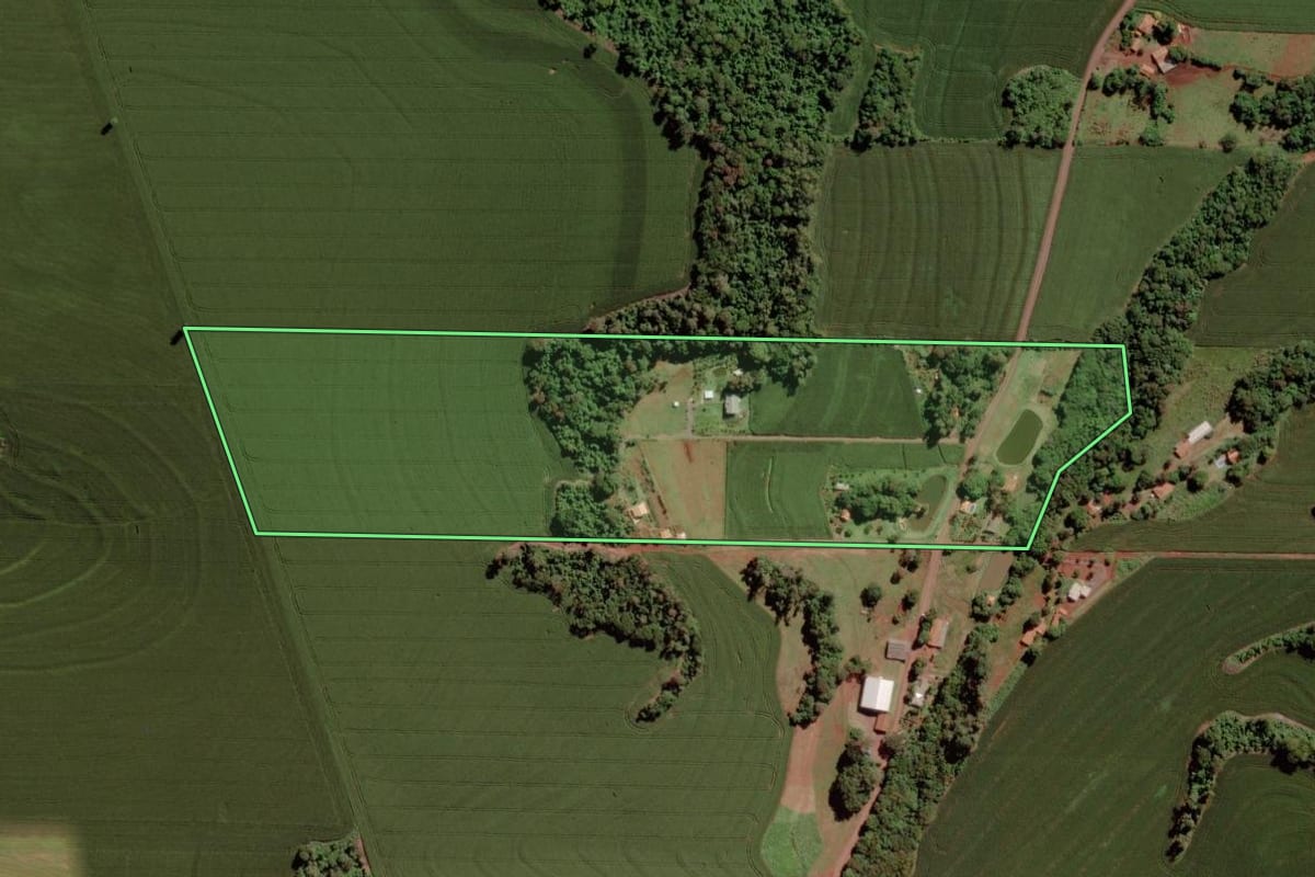 Imagem de satélite do imóvel rural em Toledo (PR), com o contorno declarado no CAR desenhado por cima.