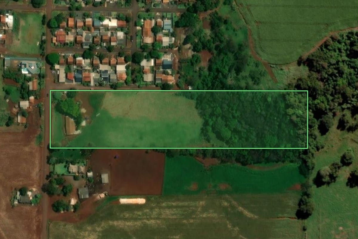 Imagem de satélite do imóvel rural em Toledo (PR), com o contorno declarado no CAR desenhado por cima.
