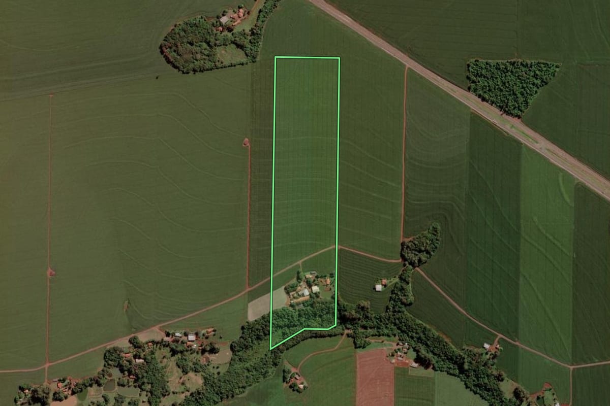 Imagem de satélite do imóvel rural em Toledo (PR), com o contorno declarado no CAR desenhado por cima.