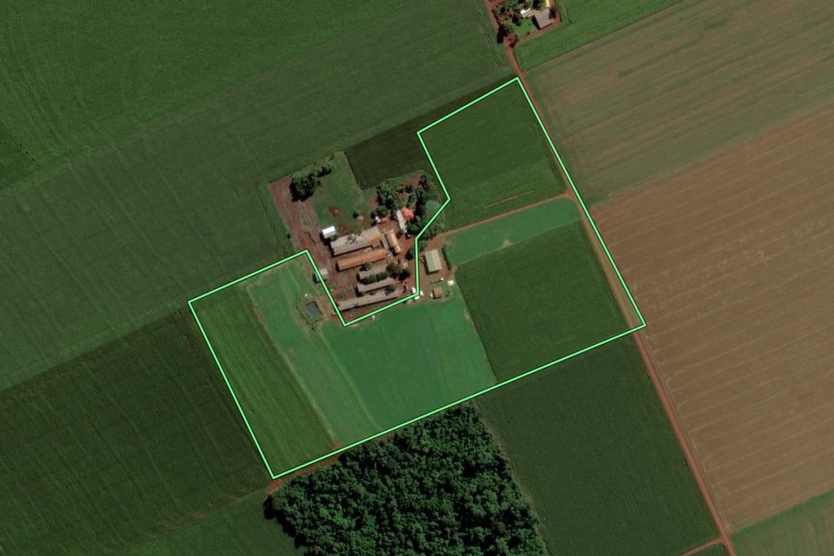 Imagem de satélite do imóvel rural em Toledo (PR), com o contorno declarado no CAR desenhado por cima.