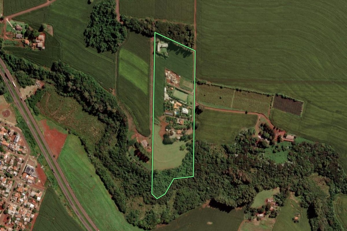 Imagem de satélite do imóvel rural em Toledo (PR), com o contorno declarado no CAR desenhado por cima.