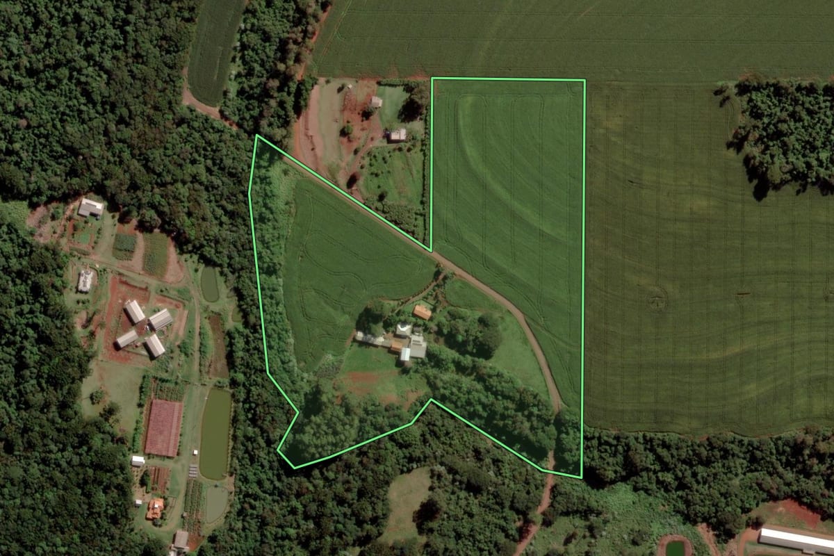 Imagem de satélite do imóvel rural em Toledo (PR), com o contorno declarado no CAR desenhado por cima.