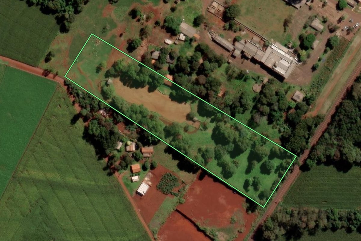 Imagem de satélite do imóvel rural em Toledo (PR), com o contorno declarado no CAR desenhado por cima.