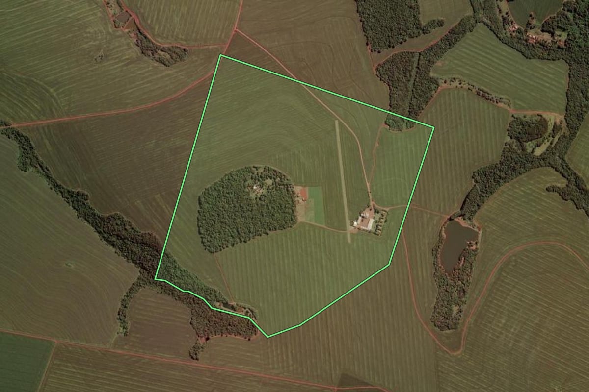 Imagem de satélite do imóvel rural em Toledo (PR), com o contorno declarado no CAR desenhado por cima.