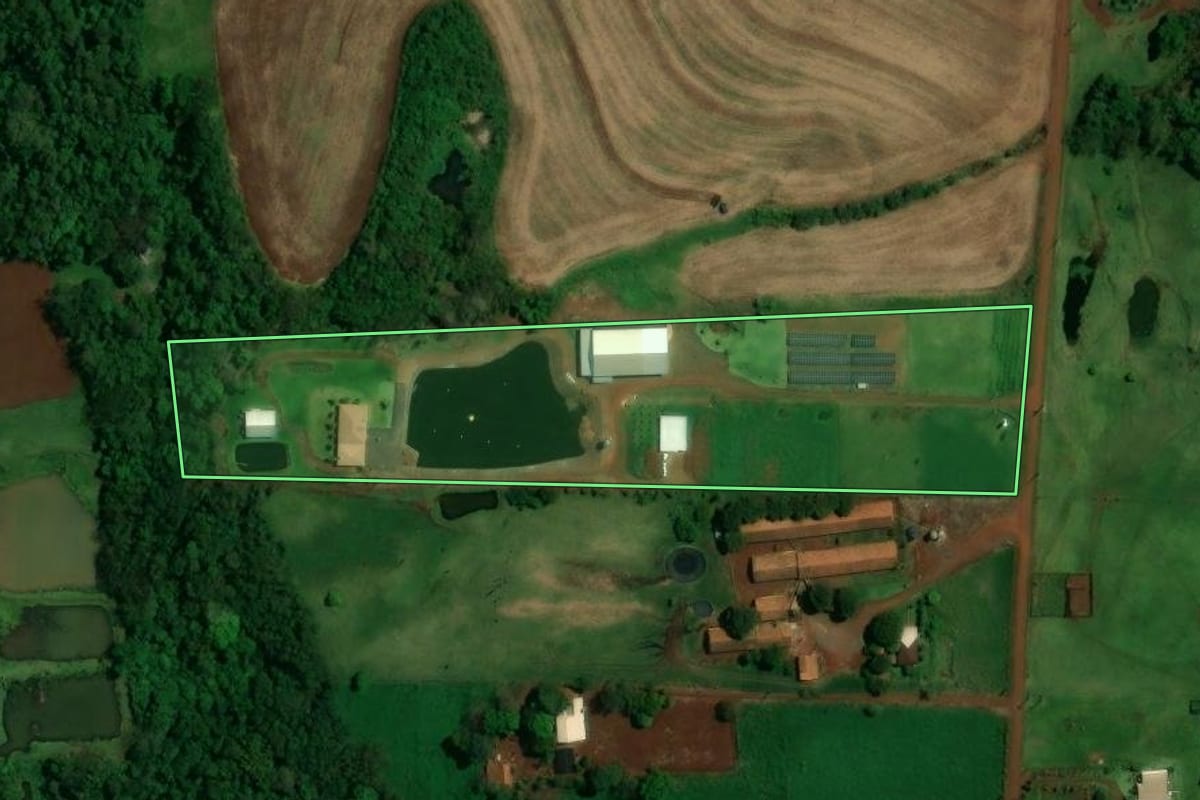 Imagem de satélite do imóvel rural em Toledo (PR), com o contorno declarado no CAR desenhado por cima.