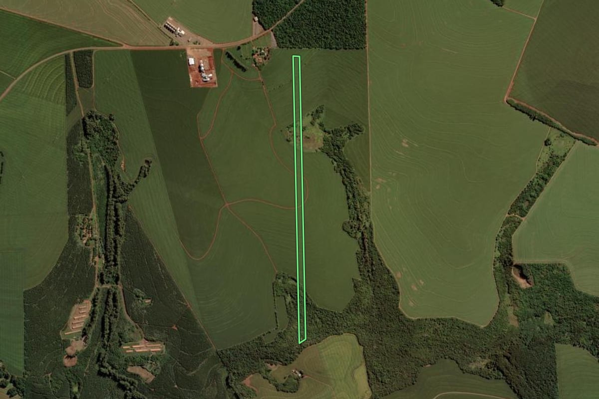 Imagem de satélite do imóvel rural em Toledo (PR), com o contorno declarado no CAR desenhado por cima.
