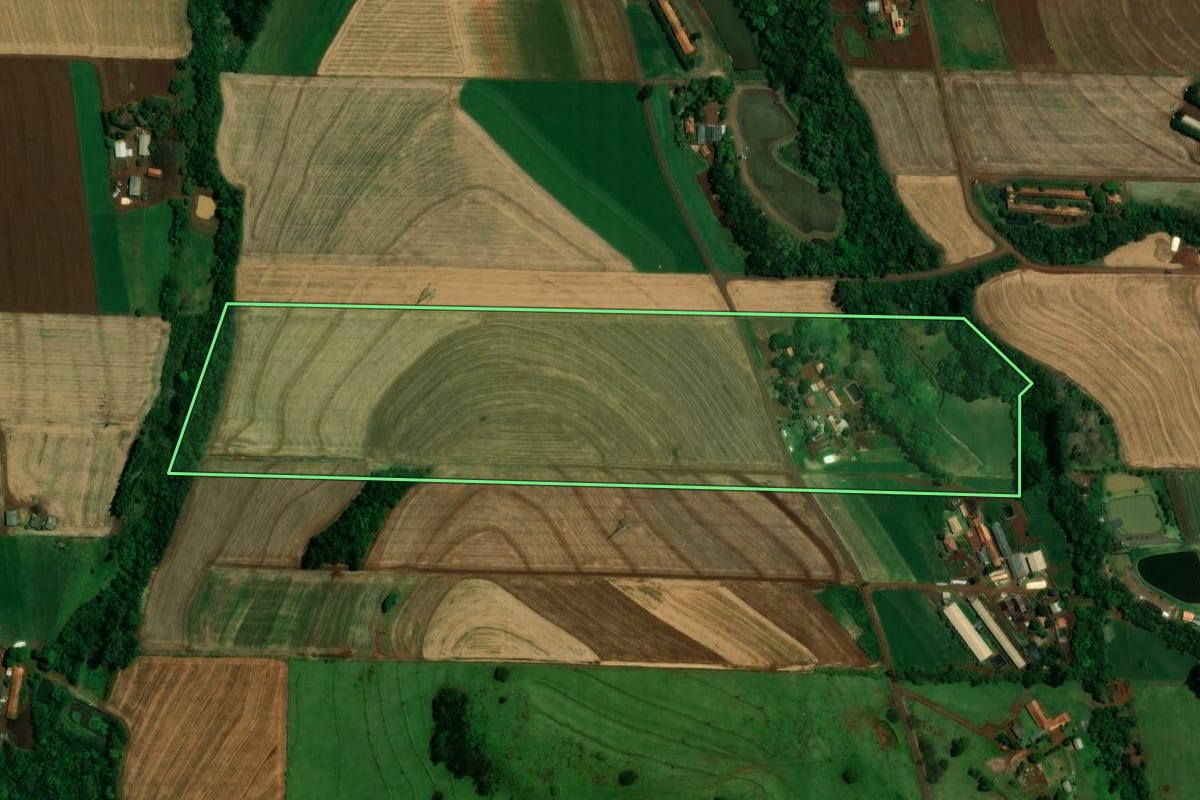 Imagem de satélite do imóvel rural em Toledo (PR), com o contorno declarado no CAR desenhado por cima.