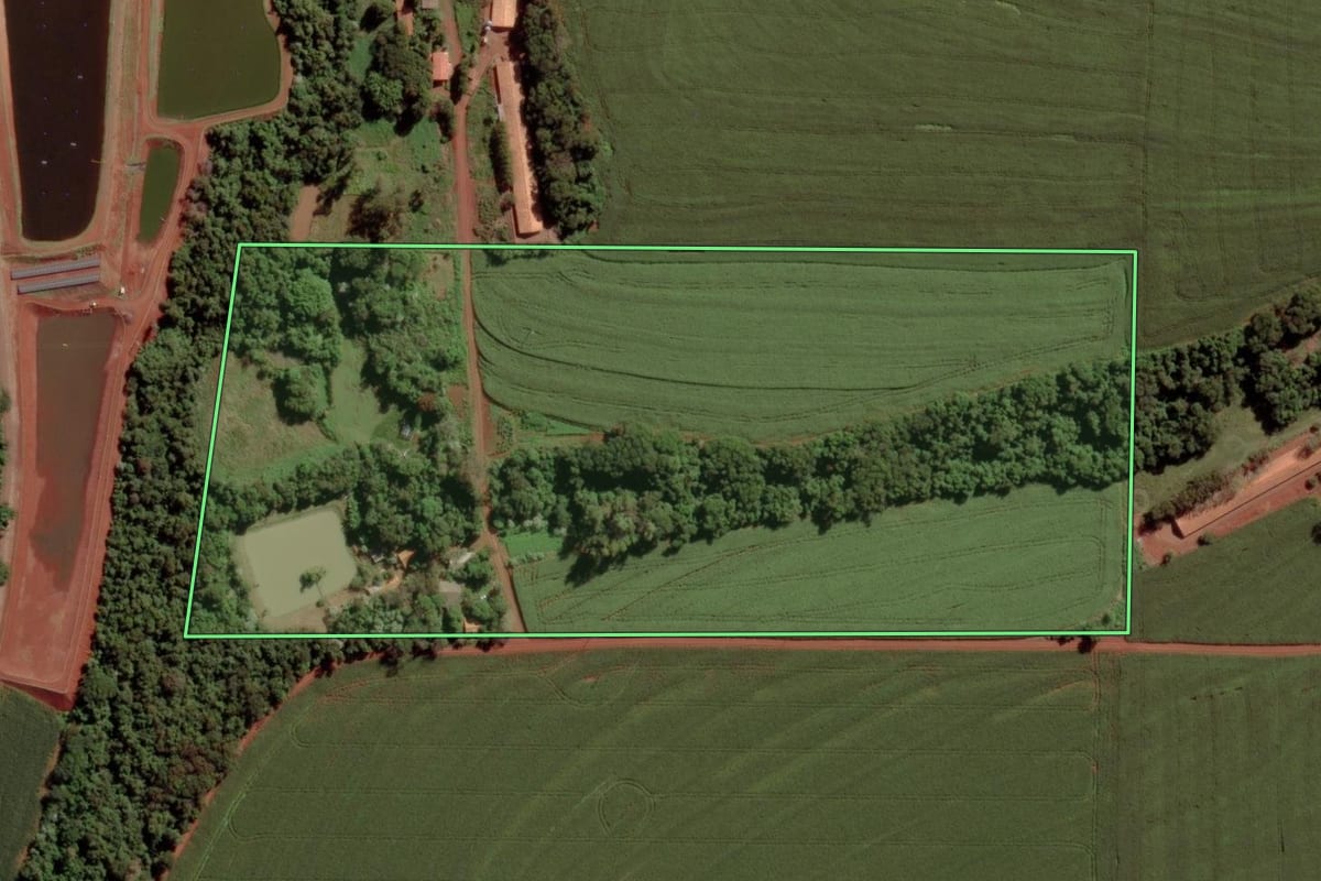 Imagem de satélite do imóvel rural em Toledo (PR), com o contorno declarado no CAR desenhado por cima.