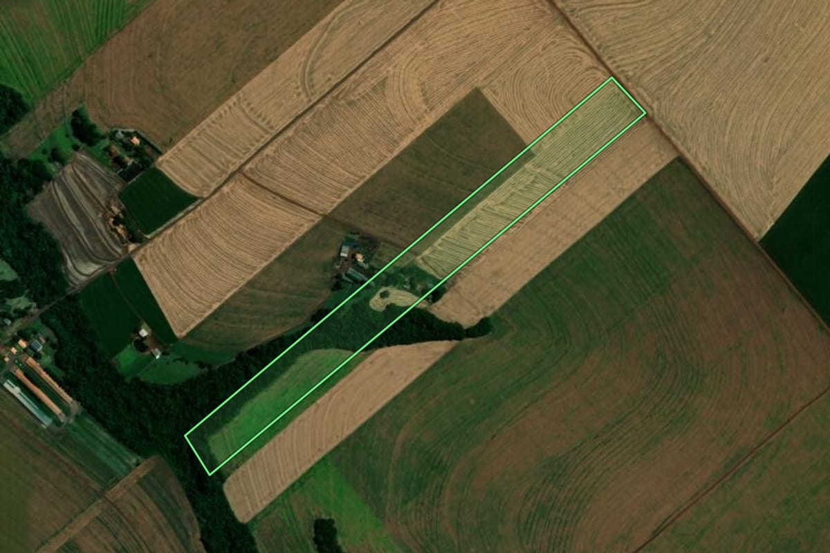 Imagem de satélite do imóvel rural em Toledo (PR), com o contorno declarado no CAR desenhado por cima.
