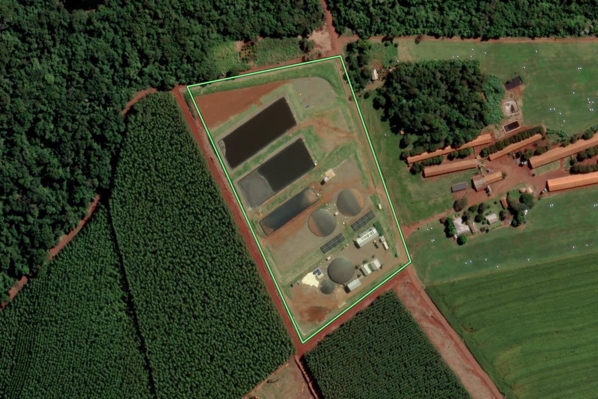 Imagem de satélite do imóvel rural em Toledo (PR), com o contorno declarado no CAR desenhado por cima.