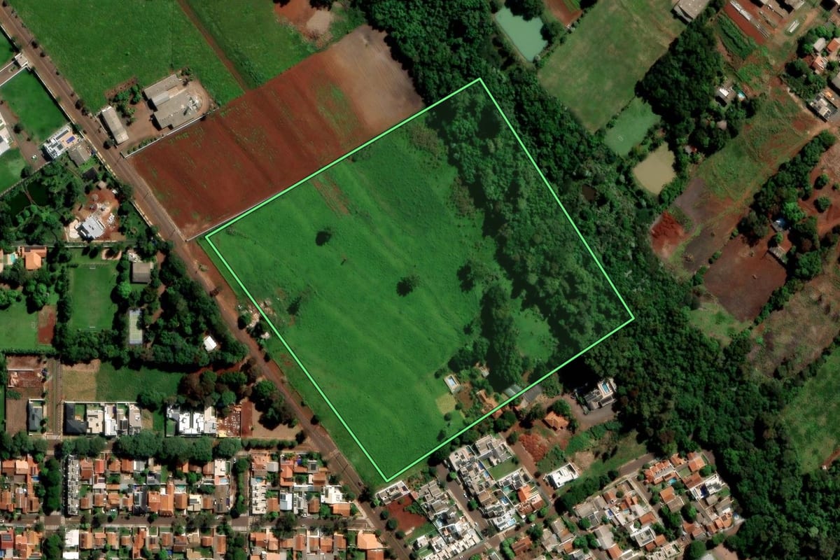 Imagem de satélite do imóvel rural em Toledo (PR), com o contorno declarado no CAR desenhado por cima.