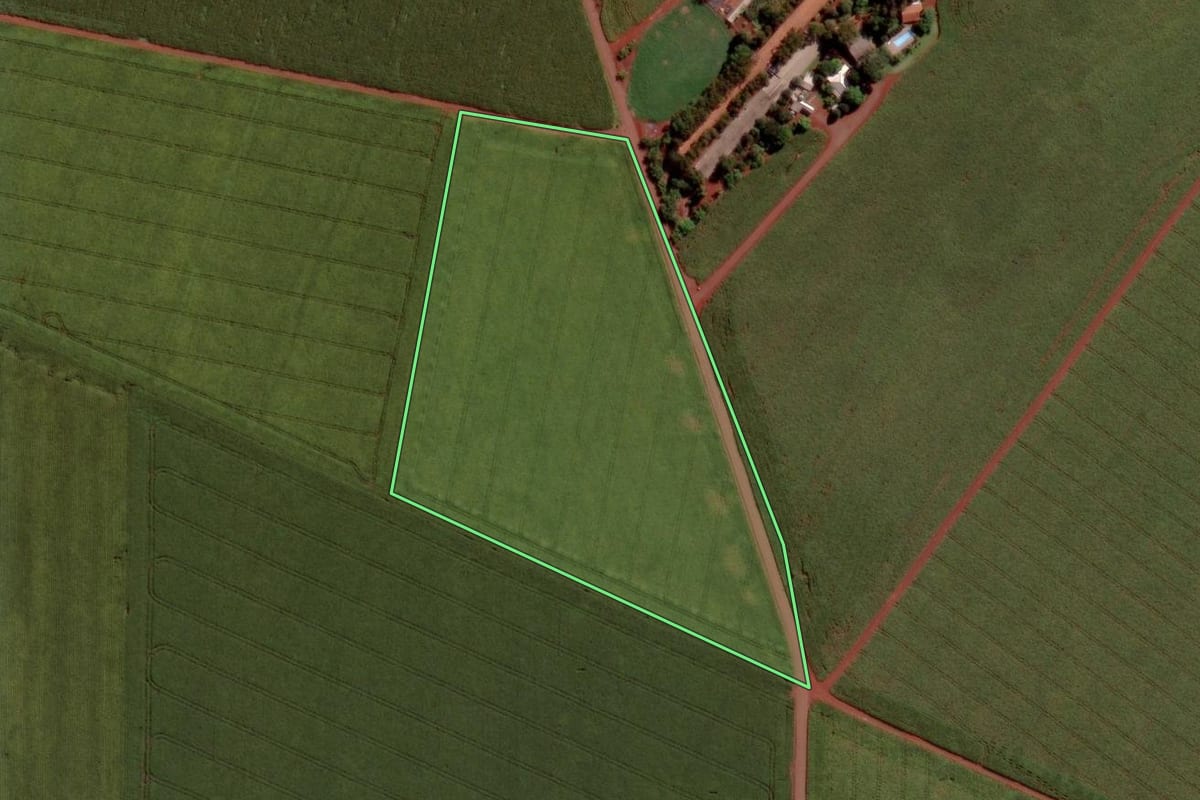 Imagem de satélite do imóvel rural em Toledo (PR), com o contorno declarado no CAR desenhado por cima.