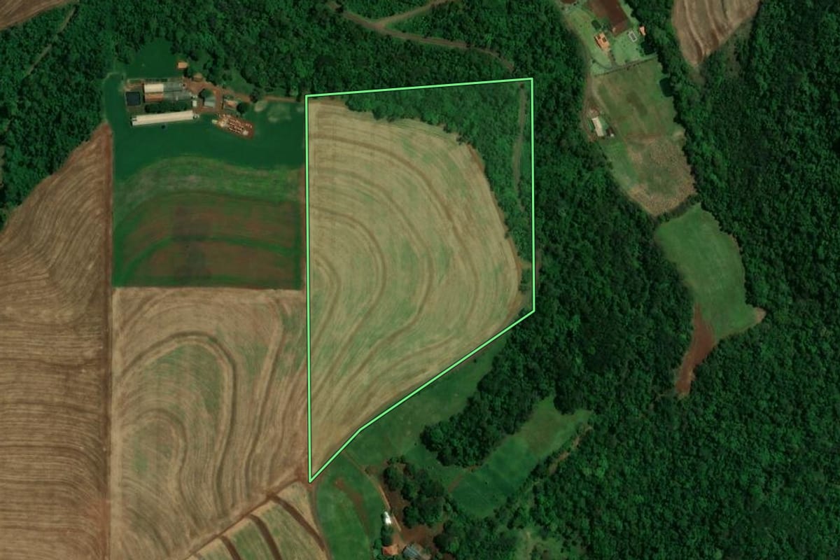 Imagem de satélite do imóvel rural em Toledo (PR), com o contorno declarado no CAR desenhado por cima.