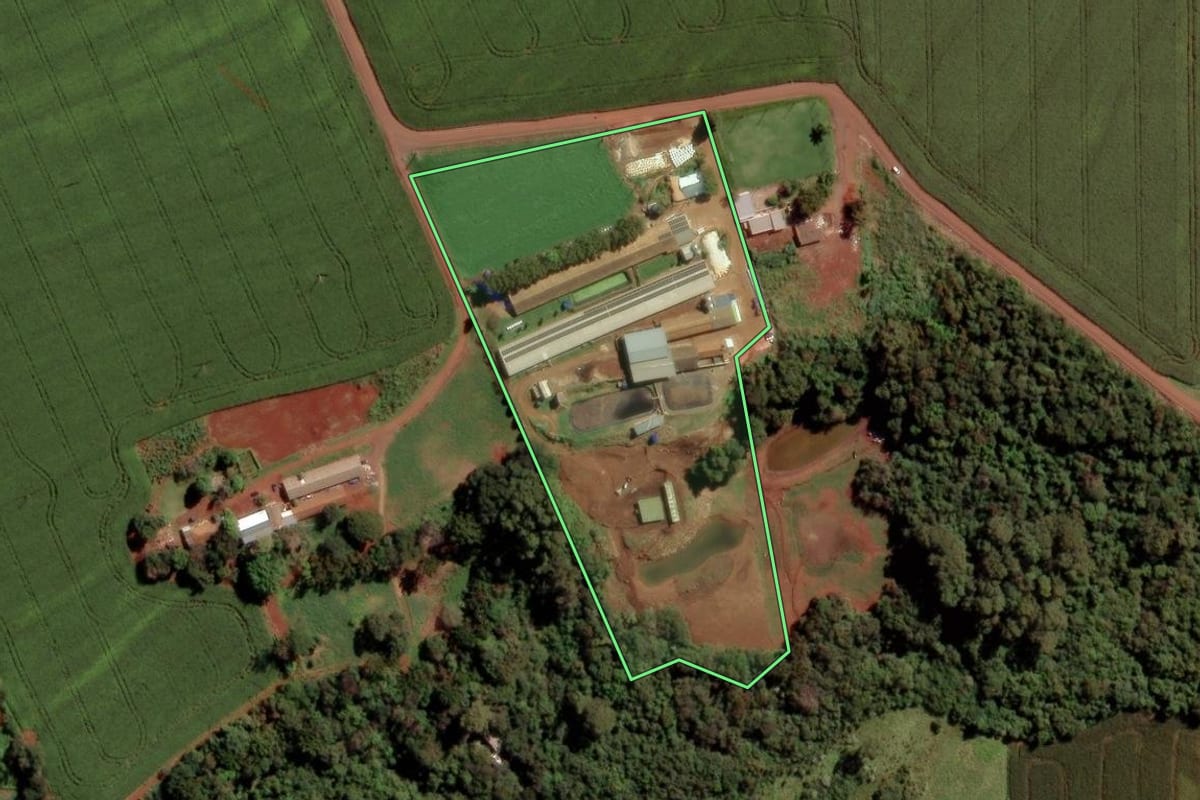Imagem de satélite do imóvel rural em Toledo (PR), com o contorno declarado no CAR desenhado por cima.