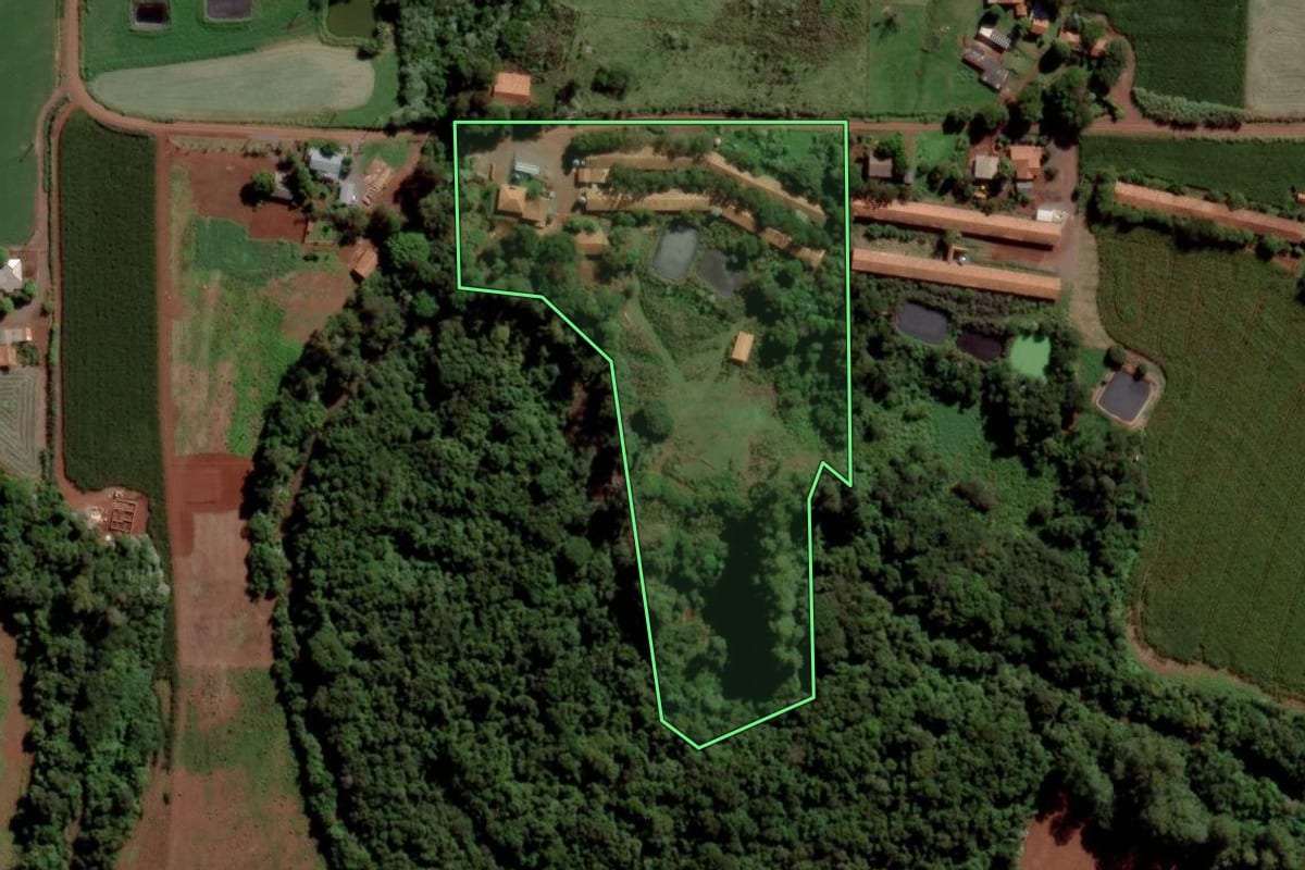 Imagem de satélite do imóvel rural em Toledo (PR), com o contorno declarado no CAR desenhado por cima.