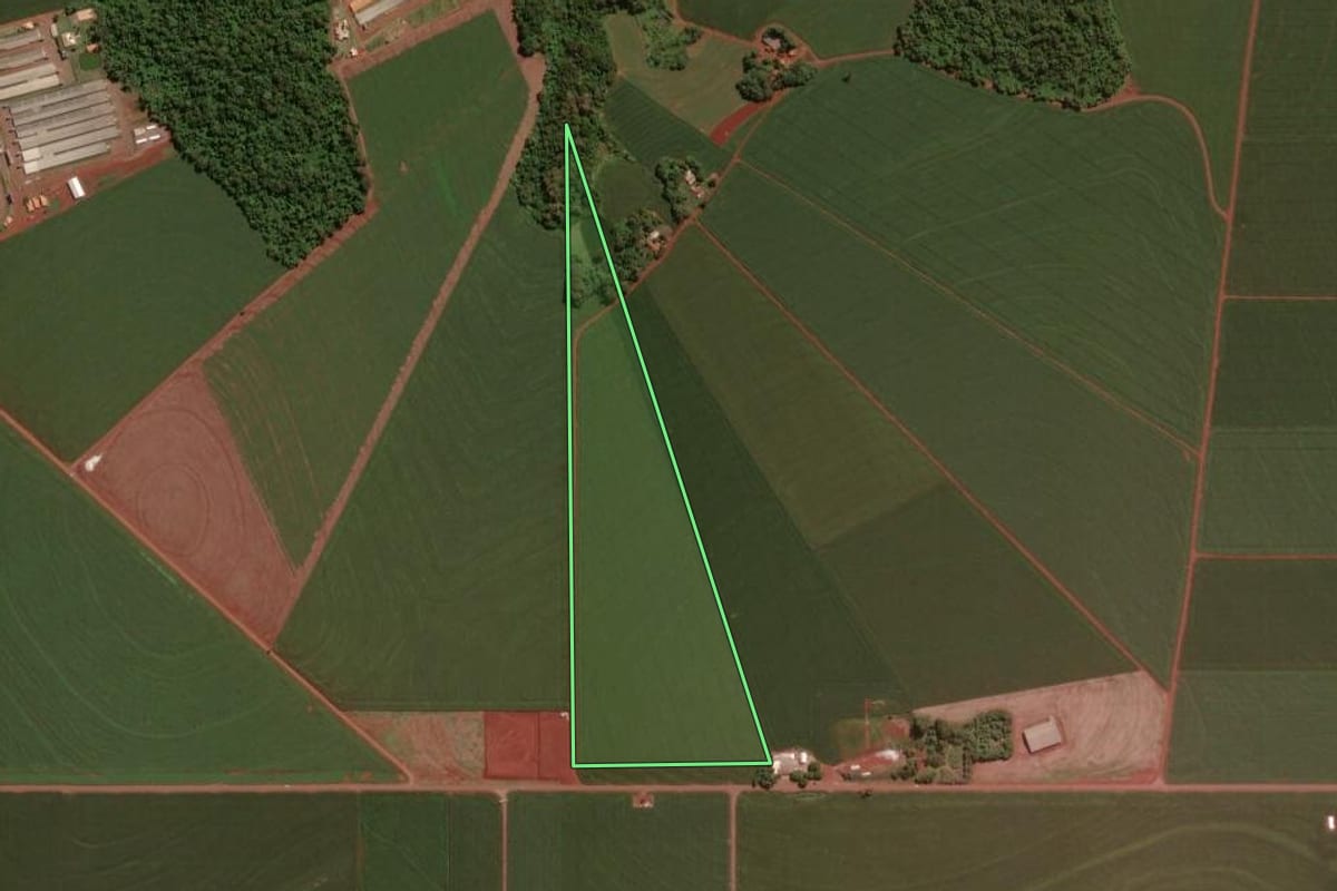Imagem de satélite do imóvel rural em Toledo (PR), com o contorno declarado no CAR desenhado por cima.