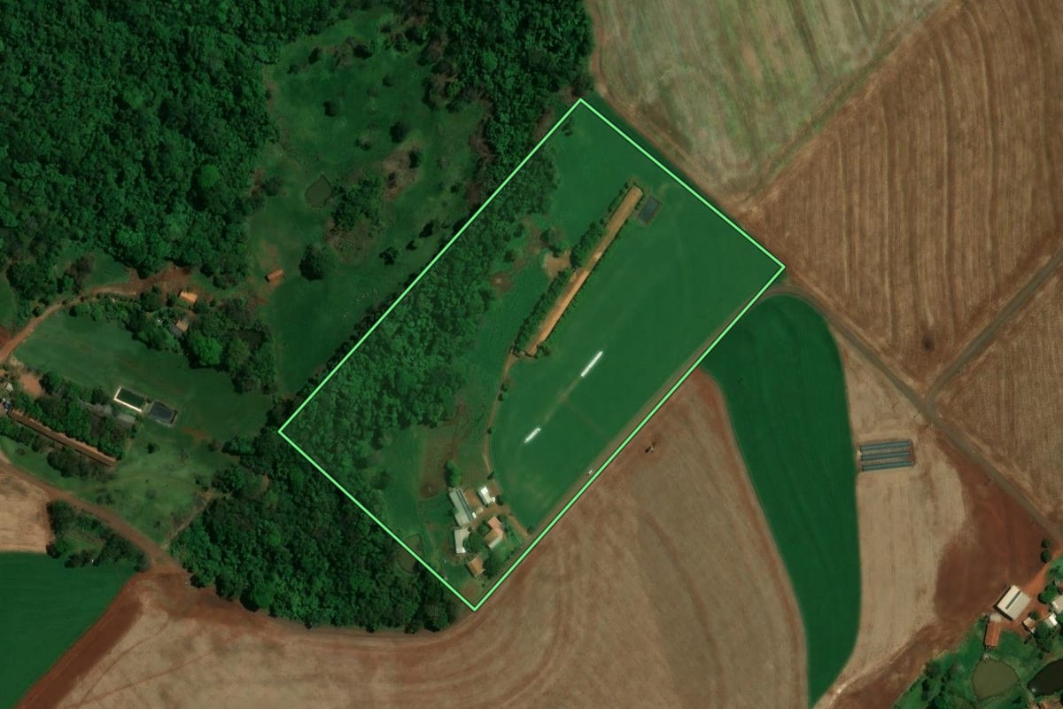 Imagem de satélite do imóvel rural em Toledo (PR), com o contorno declarado no CAR desenhado por cima.