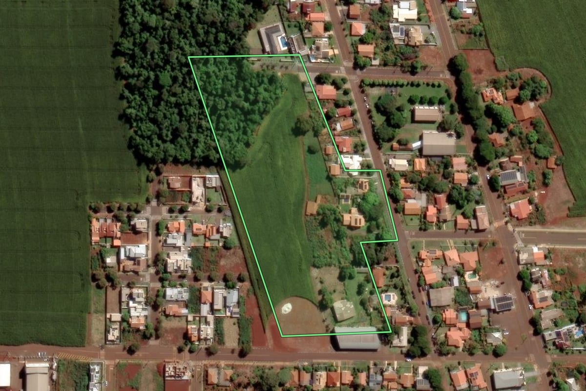 Imagem de satélite do imóvel rural em Toledo (PR), com o contorno declarado no CAR desenhado por cima.