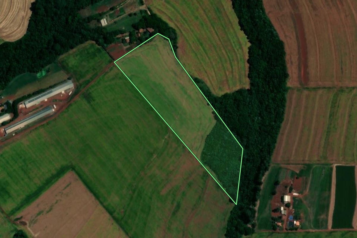 Imagem de satélite do imóvel rural em Toledo (PR), com o contorno declarado no CAR desenhado por cima.