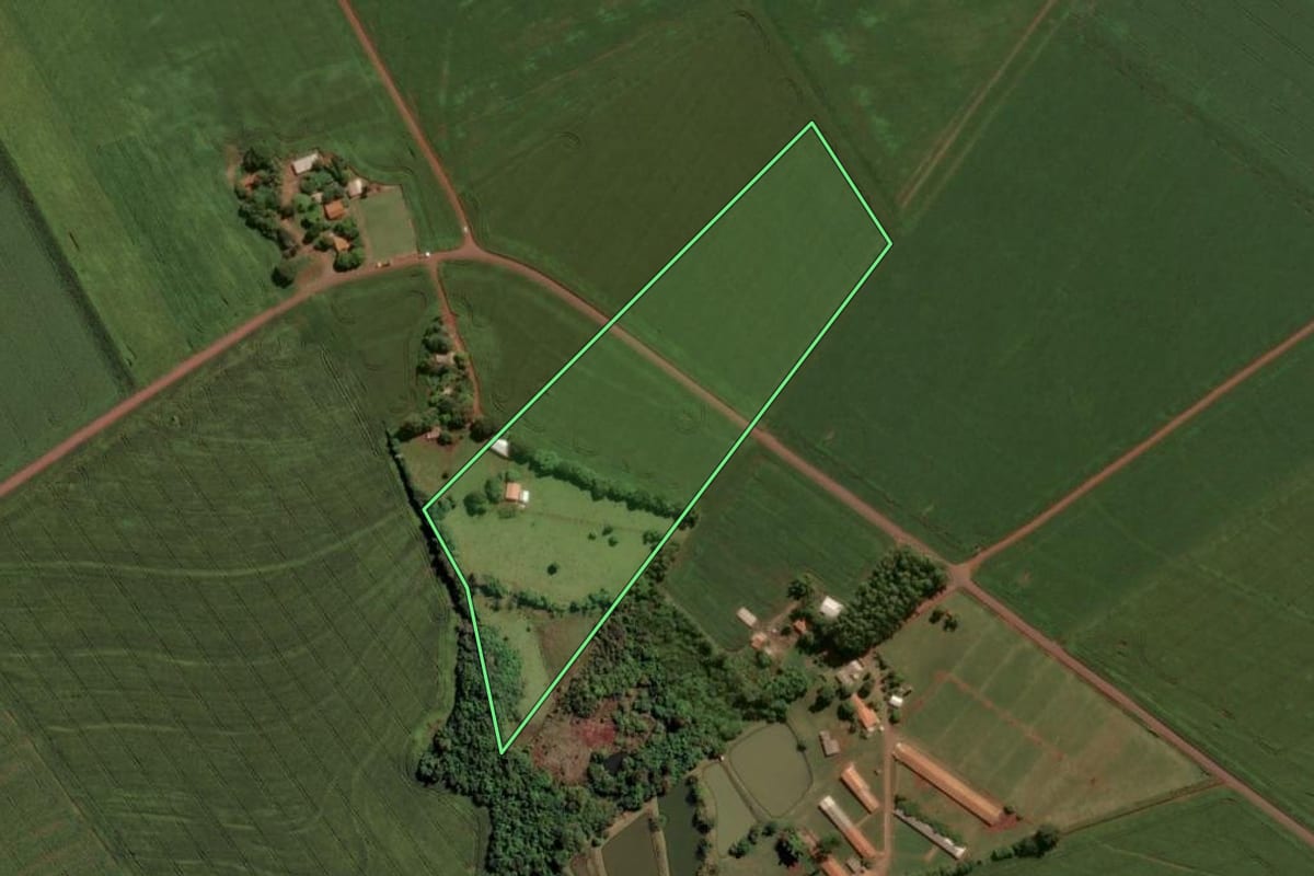 Imagem de satélite do imóvel rural em Toledo (PR), com o contorno declarado no CAR desenhado por cima.