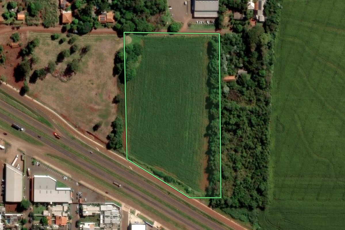 Imagem de satélite do imóvel rural em Toledo (PR), com o contorno declarado no CAR desenhado por cima.