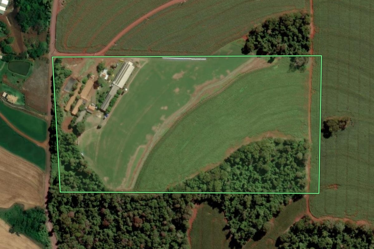 Imagem de satélite do imóvel rural em Toledo (PR), com o contorno declarado no CAR desenhado por cima.