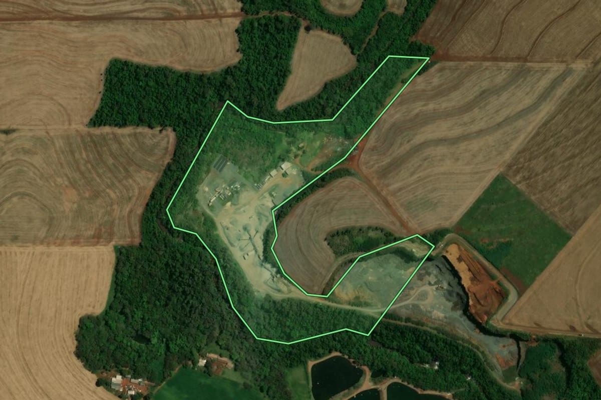 Imagem de satélite do imóvel rural em Toledo (PR), com o contorno declarado no CAR desenhado por cima.